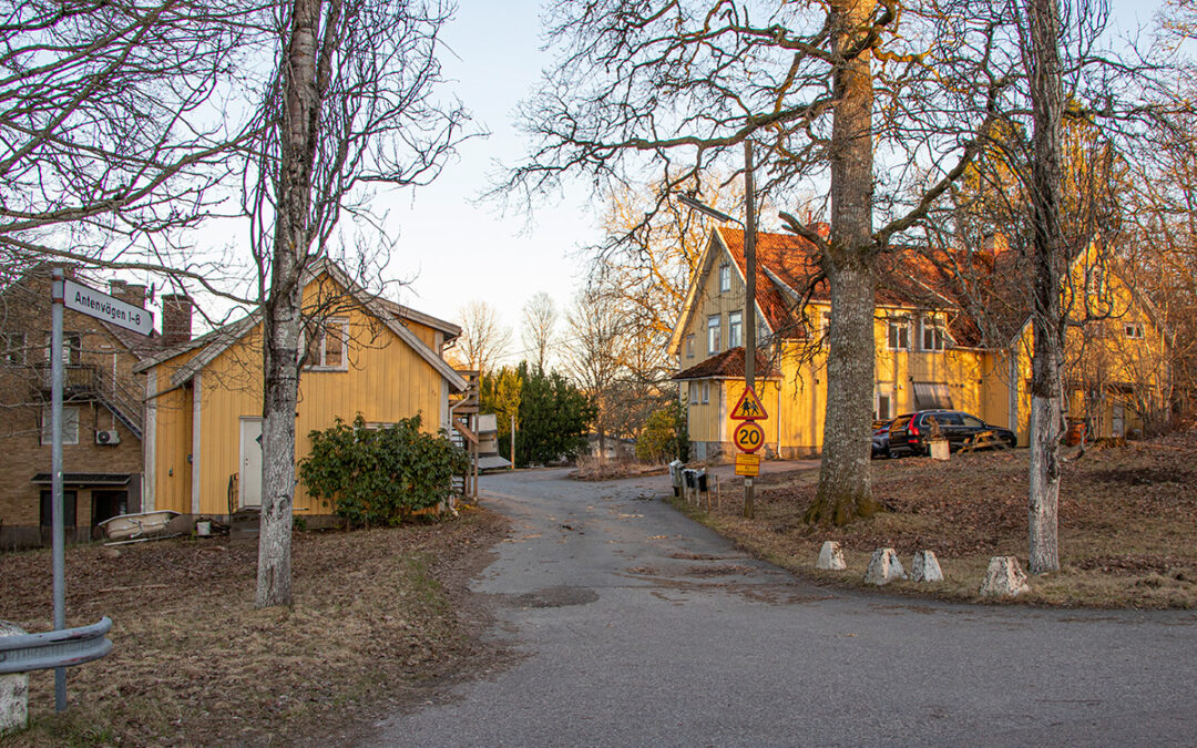 Fastigheterna på Antenvägen i Gräfsnäs i Alingsås kommun har ny ägare.