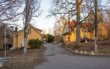 Fastigheterna på Antenvägen i Gräfsnäs i Alingsås kommun har ny ägare.