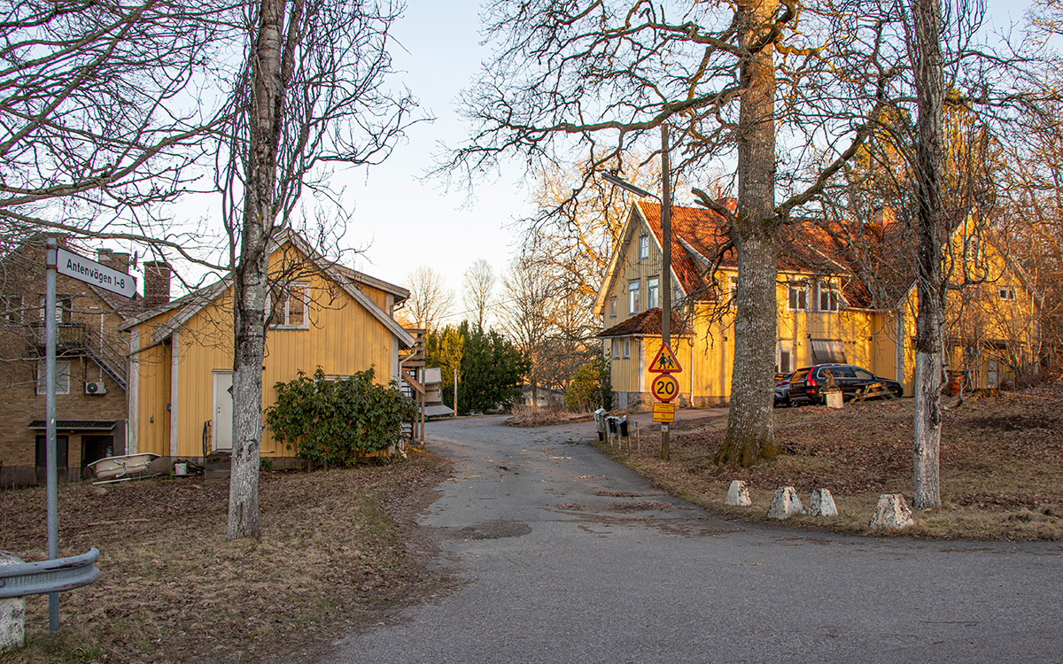 KiChiSaga Sverige AB äger fastigheter på Antenvägen i Gräfsnäs i Alingsås kommun.