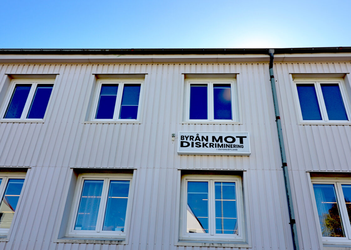 En skylt på Vita husets fasad lyder: 