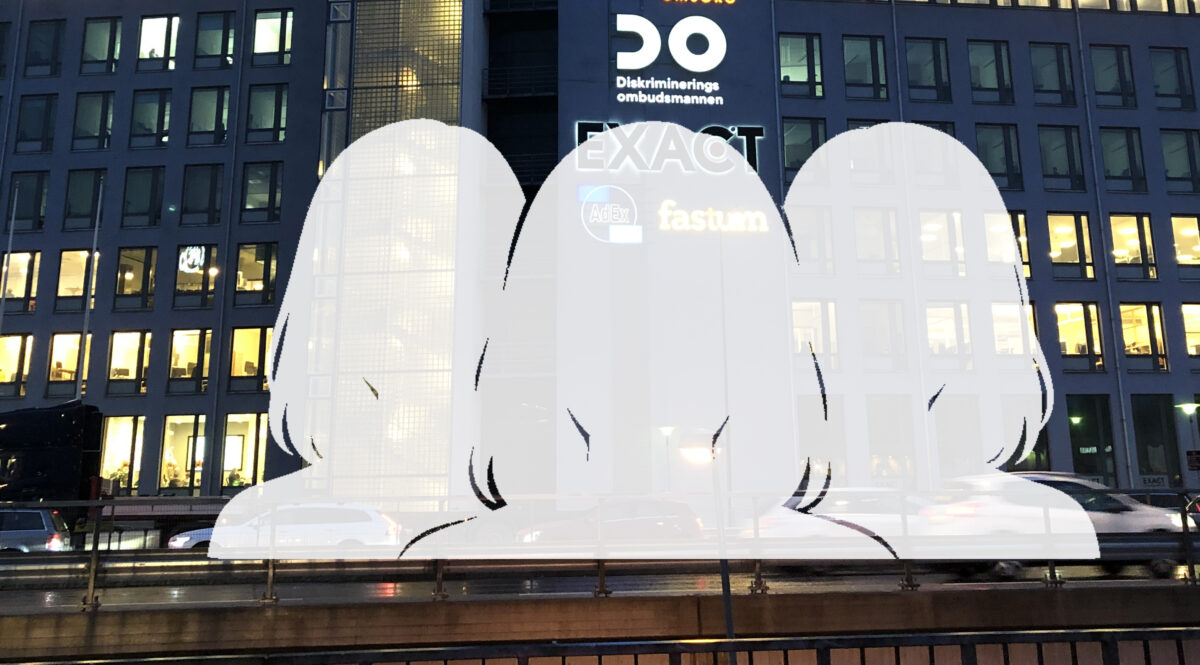 Fasad med skyltar och bilar på gatan. Och framför den finns siluetterna av tre kvinnor.