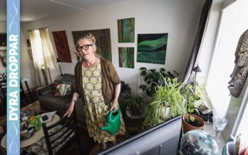 Kristin Rydberg samlar regnvatten som hon sedan använder till att vattna blommorna. "Jag ser det som en sport", säger hon om att förbruka så lite vatten som möjligt.