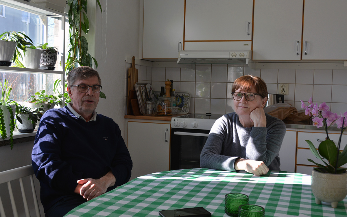 Anna och Lasse, vid köksbordet i deras lägenhet.