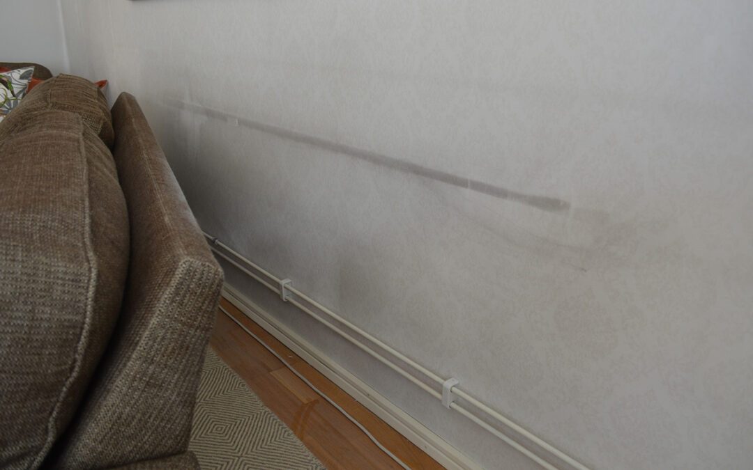 Märken från häxsotet, bakom Lasses och Annas soffa.