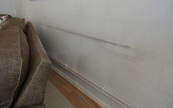 Märken från häxsotet, bakom Lasses och Annas soffa.