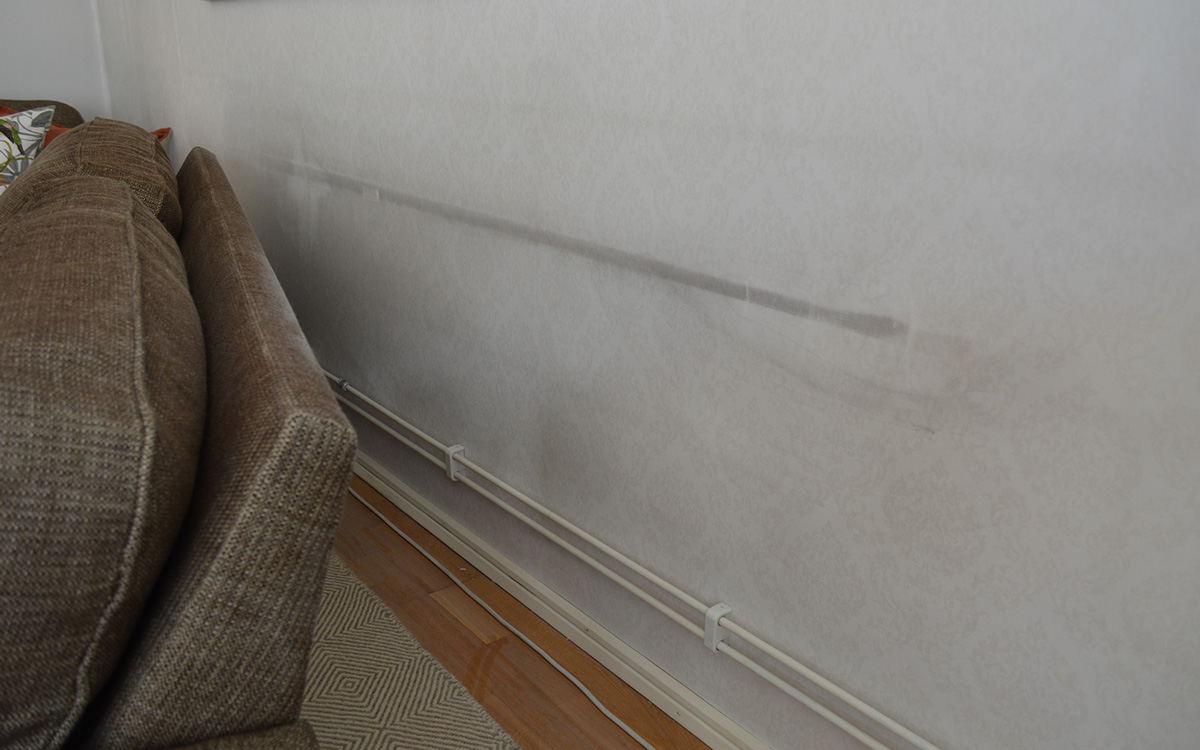 Märken från häxsotet, bakom Lasses och Annas soffa.