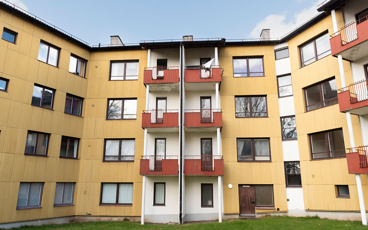 Ett gult flervåningshus.