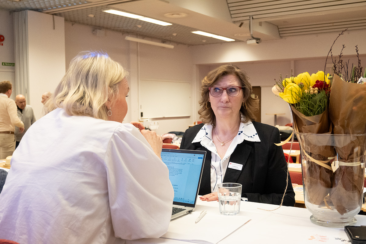 En kvinna pratar med e annan kvinna.