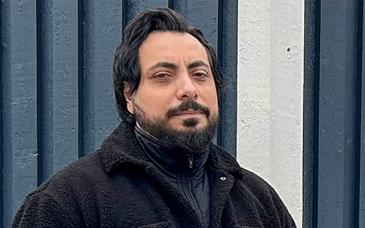 Man som tittar in i kameran. Närbild.