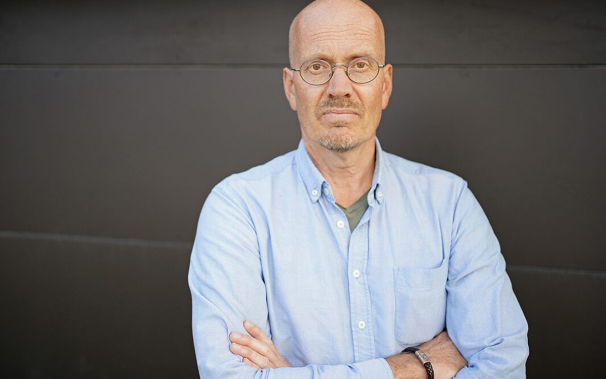 Man som tittar in kameran.