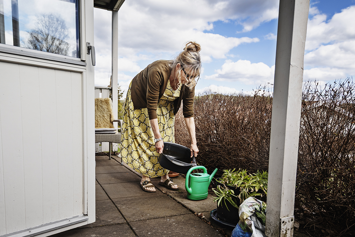 Kristin Rydberg samlar vatten på sin uteplats när det regnar, att vattna växterna med.