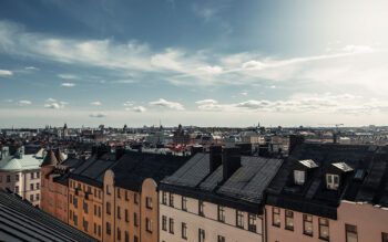 Marbellabon uppger att han betalat över 2,8 miljoner kronor i svarta pengar för en attraktiv innerstadslägenhet i Stockholm.