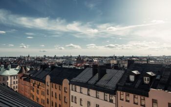 Marbellabon uppger att han betalat över 2,8 miljoner kronor i svarta pengar för en attraktiv innerstadslägenhet i Stockholm.