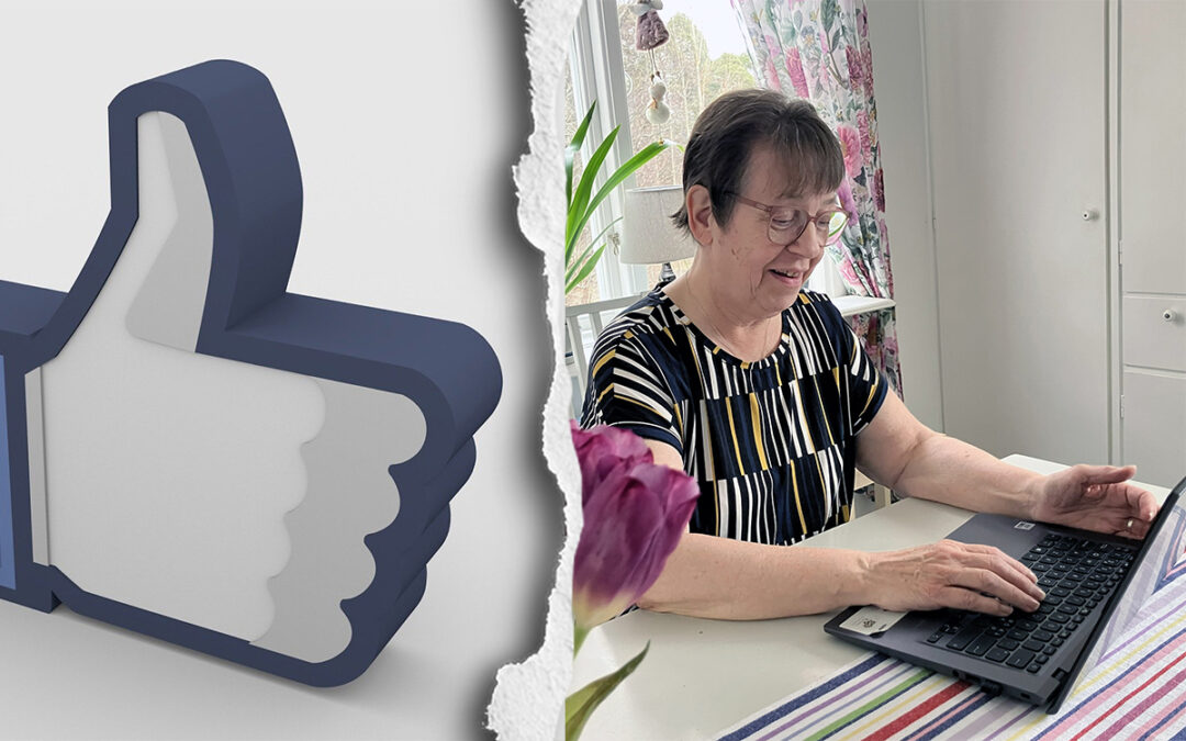Till vänster en bild på Facebooks tumsymbol. Till höger en äldre kvinna vid ett köksbord. Hon har kortklippt mörkt hår, glasögon och en kortärmad blus i randigt mönster. Hon skriver på en laptop. Under datorn är en randig duk. I förgrunden skymtar en lila tulpan.
