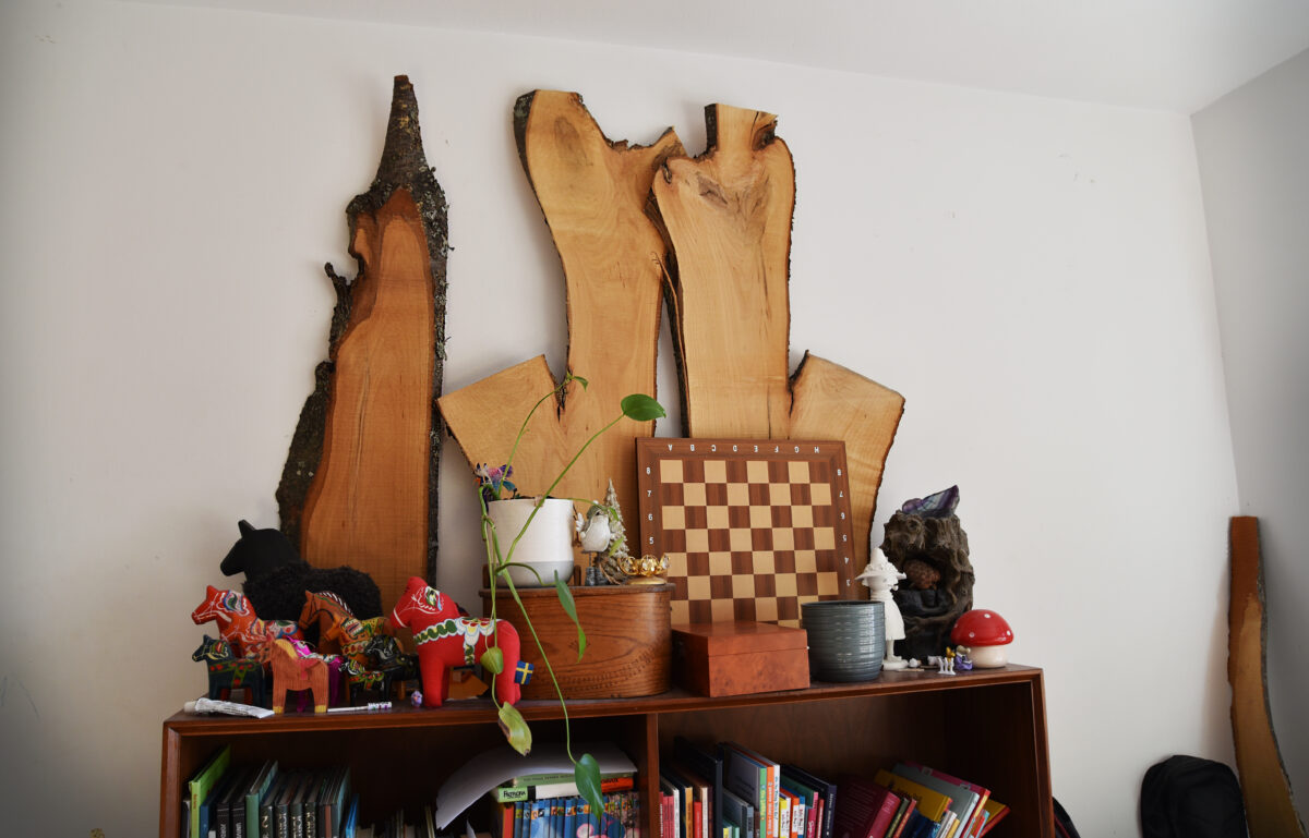 Platta träplankor lutar mot innerväggarna och där blandas ett schackbräde och leksaker.