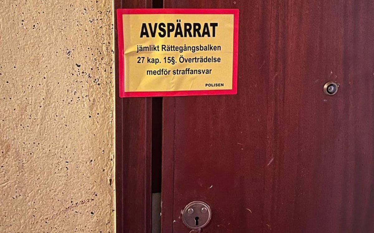 En lägenhet i huset har varit avspärrad av polisen.