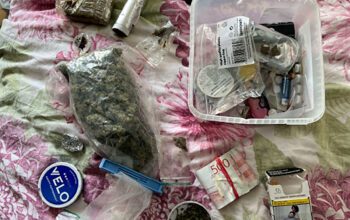 Beslag från sönernas rum vid ett av polisens tillslag.