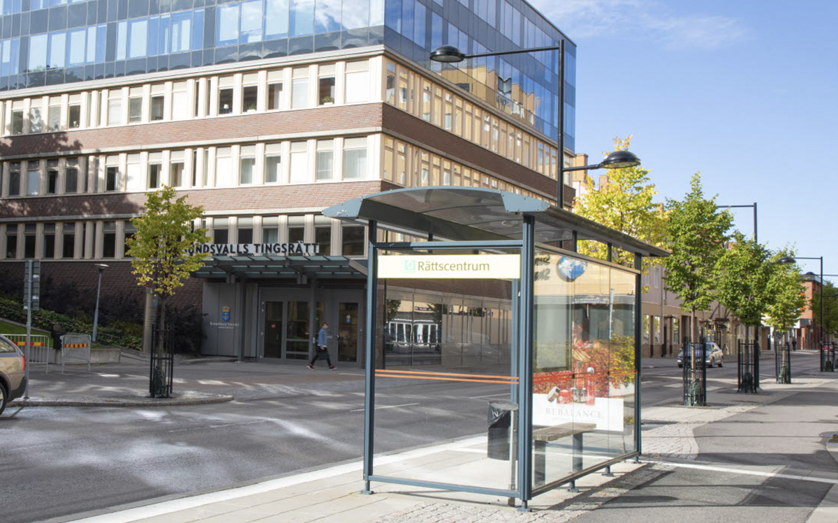 Foto på domstolsbyggnaden i Sundsvall där hyresnämnden håller till. I förgrunden en busskur i glas, med hållplatsnamnet Rättsccentrum. Hyresnämnden i Sunsdavll gav en hyresvärd i byn Bodås rätt när han inte ville förhandla hyran kollektivt med Hyresgästföreningen. Orsaken är att en del av lägenheterna hyrs ut dyrare på kort tid via Airbnb.