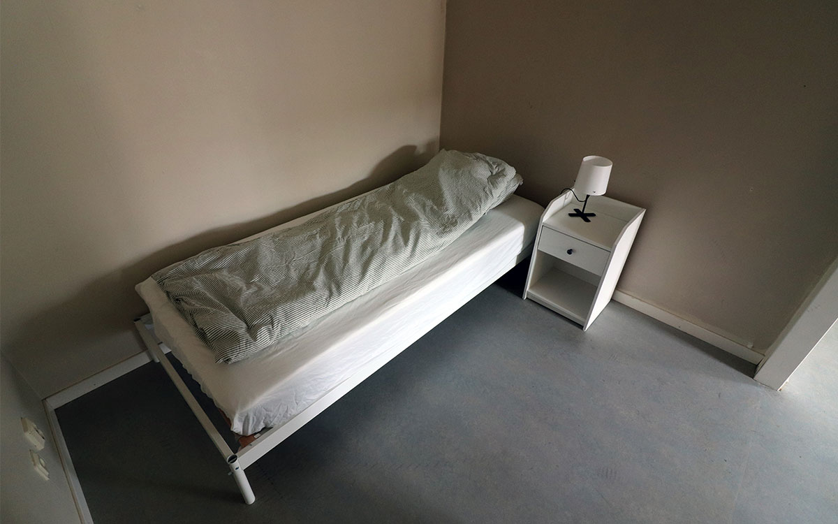 Lägenheterna är enkelt inredda med en bäddad säng, matbord och soffa.