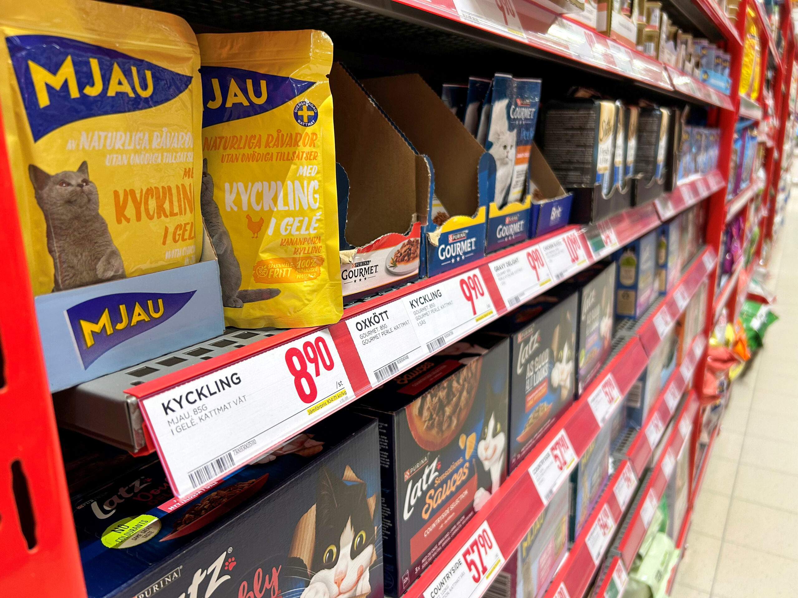 Bilden visar en butikshylla med kattmat