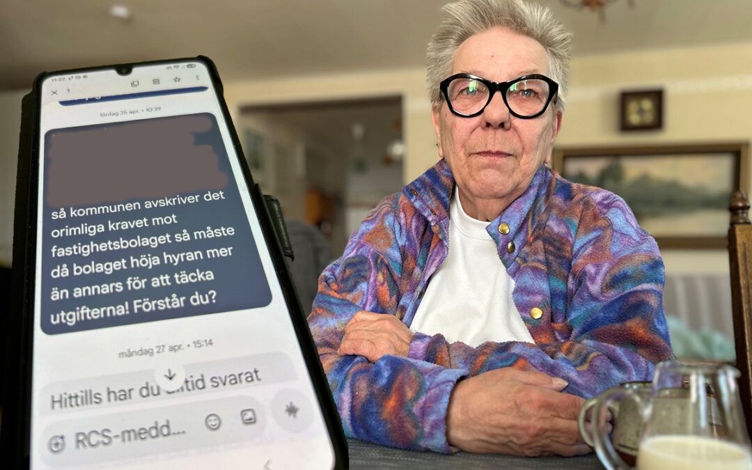 Kvinna som tittar in i kameran. Hennes armar vilar mot ett bord. I ena hörnet av bilden syns delar av en mjölkkanna. I bilden finns även ett inflikat foto på en mobil där man ser ett av sms:en som hyresvärden har skickat till Lena.