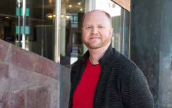 Halvkroppsporträtt på Magnus Lager i svart jacka/tröja ovanpå röd tröja. Hyresgästföreningen förlorade i hyresnämnden mot en hyresvärd i byn Bodås som inte ville förhandla hyran kollektivt med Hyresgästföreningen. Värden hyr ut en del av lägenheterna dyrare på Airbnb för att få ekonomin att gå runt.