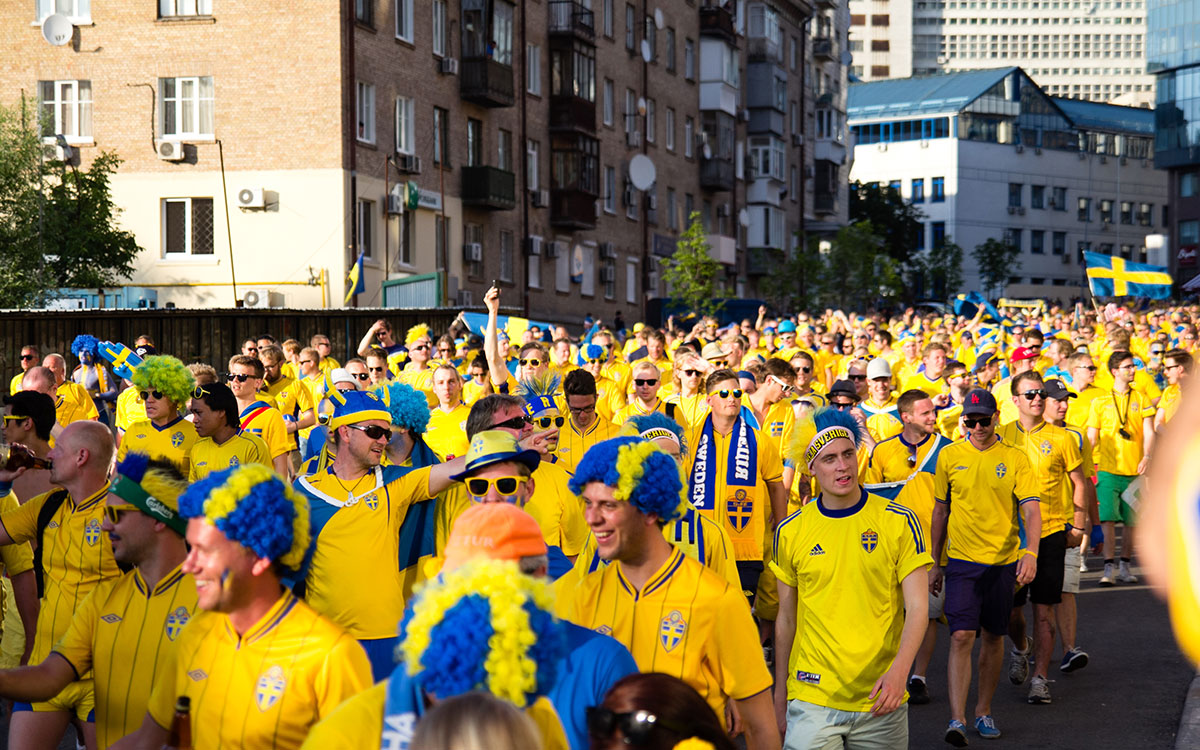 Det är supportrar som går till EM-match i Kiev 2012. 
