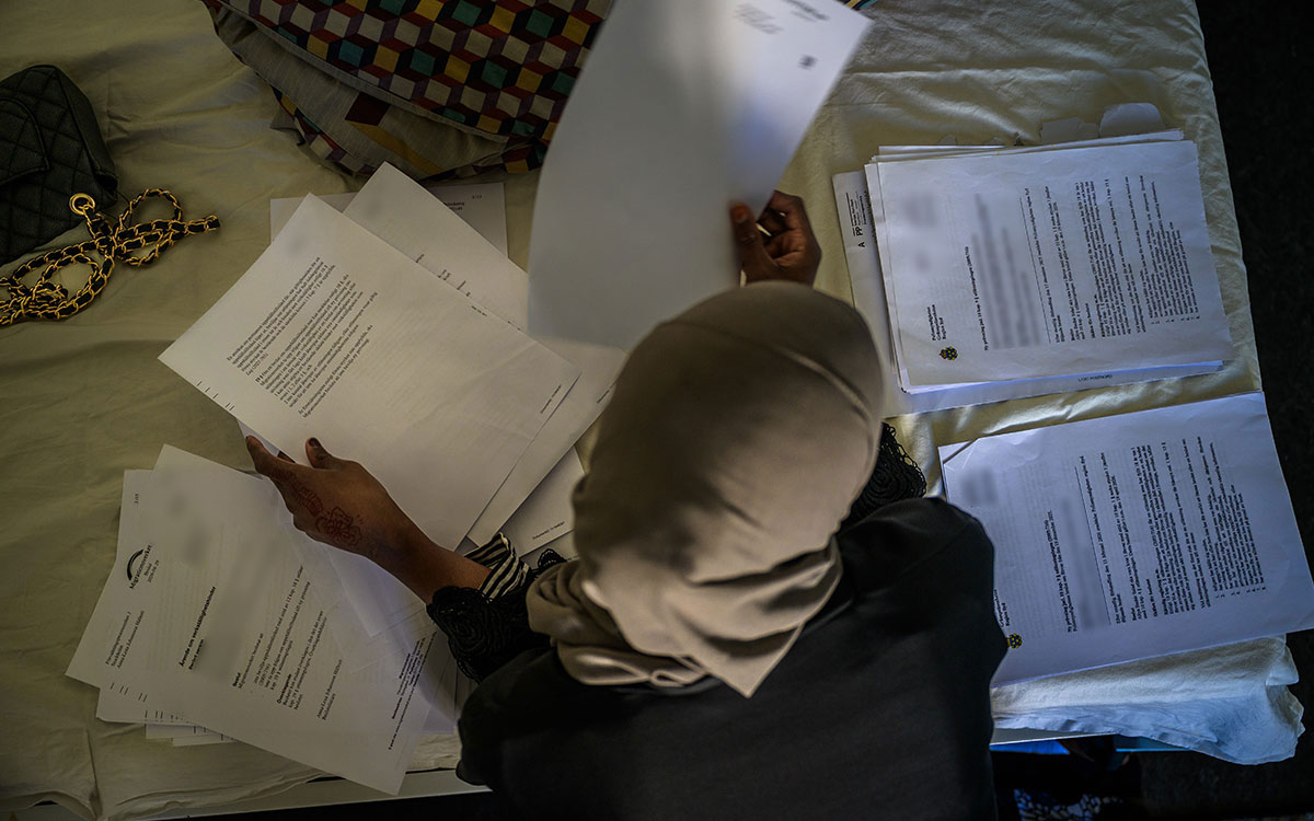 Aliya har mängder av dokument från Migrationsverket och gränspolisen.