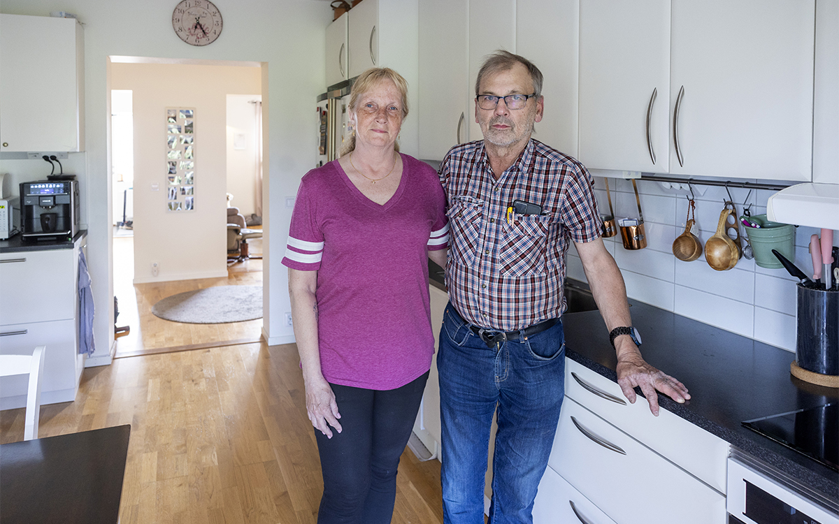 Eva och Bonny Isaksson står i sitt kök. Hon i rosa t-shirt och mörka byxor, långt ljust hår uppsatt i hästsvans, han i kortärmad rutig skjorta, blåjeans, glasögon, kort klipptgrått hår. Eva och Bonny Isaksson hade problem med kyla inomhus i det hus de tidigare hyrde och upptäckte sen att de betalat grannarnas el och vatten. Nu har de flyttat och trivs jättebra i nya lägenheten.