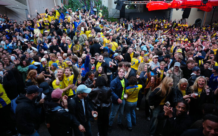 Fotbollsfans som jublar under Sveriges suger mot Tunisien.