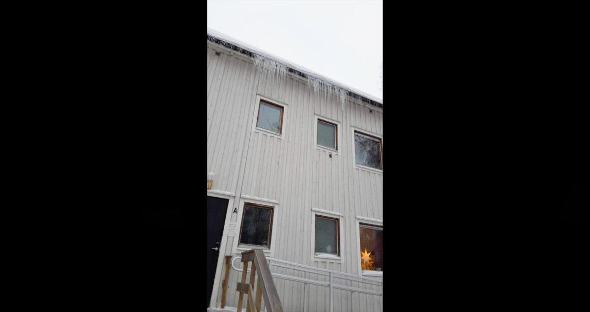 En bild på istappar från ett hus.