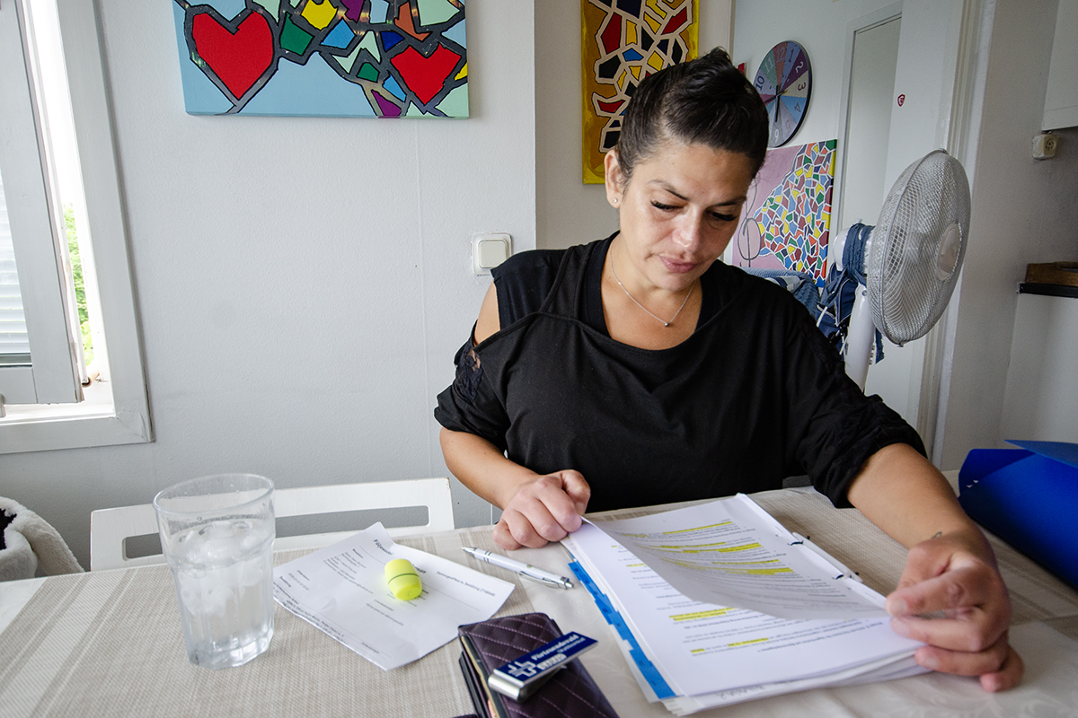 Sarah Delin Ekstrand jobbar som nattsjuksköterska men får bara behålla delar av sin lön. Resten tar Kronofogden hand om.