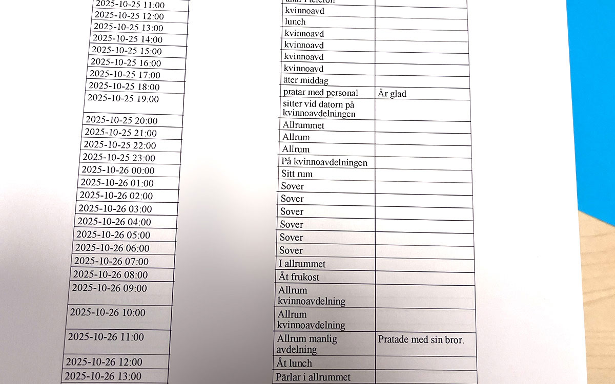 Tjänsteanteckningar från Migrationsverket visar att personal dokumenterat vad Aliya gjort varje timme mellan den 22 oktober och 20 november 2025.
