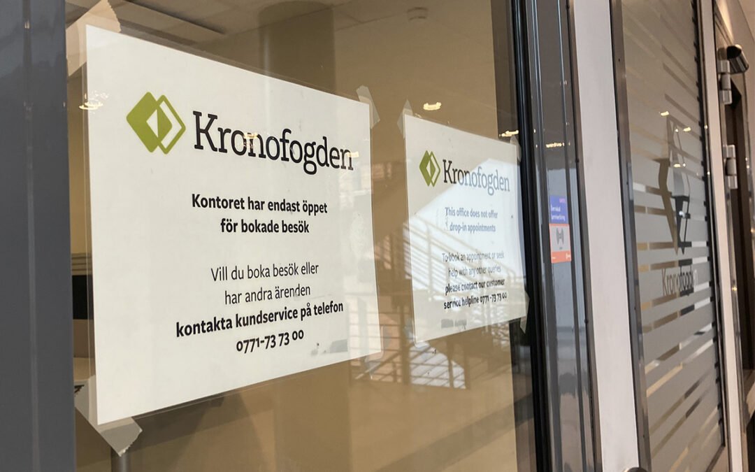 Upptejpade skyltar på glasdörren till Kronofogdens kontor i Uppsala. Kronofogden gör ett nytt försök att sälja några av AB-hems hyreshus i Sala.