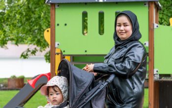 Hadisa Aminy kände inte till att lekplatsen hon brukar besöka med dottern Asma hade allvarliga brister.