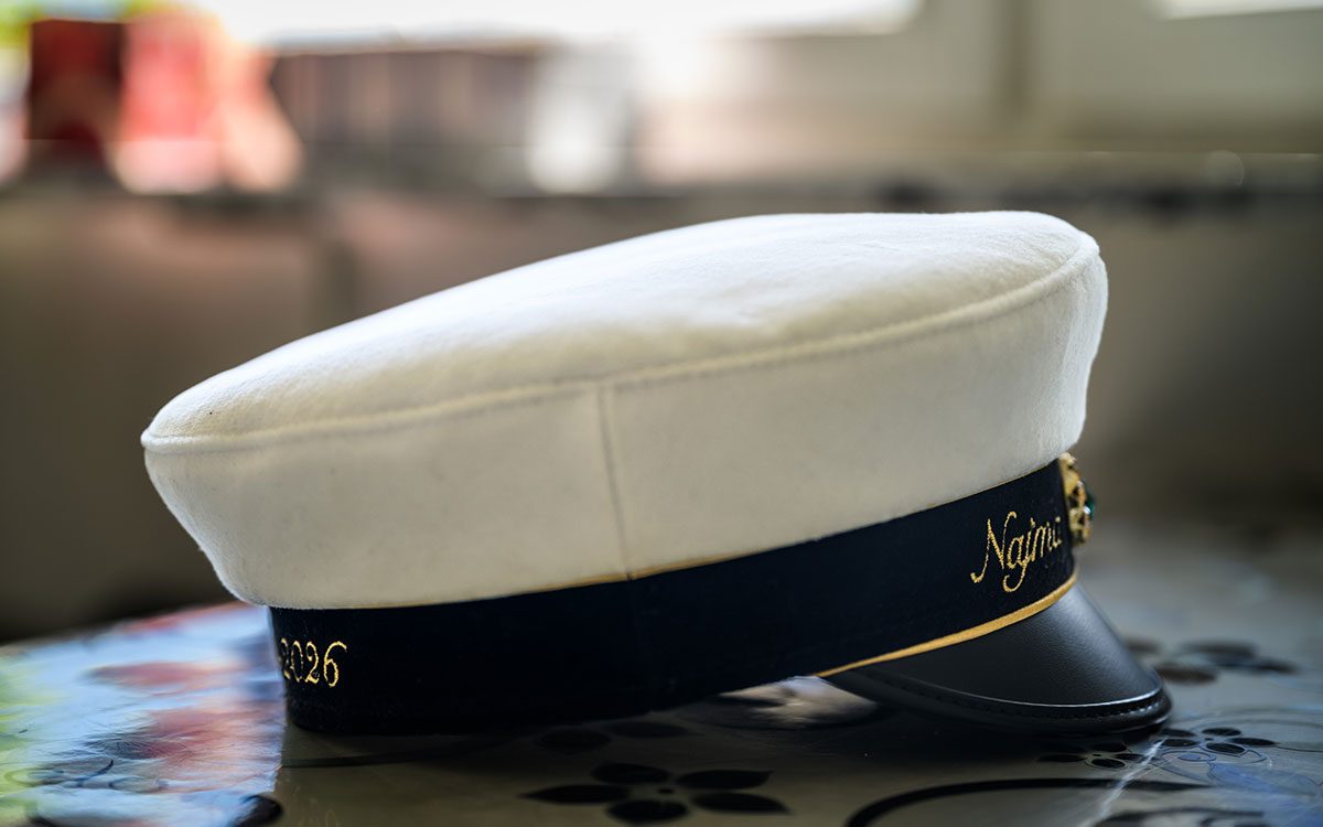 När hennes syster skulle köpa en studentmössa beställde Aliya den på nätet. Hon betalade fakturan inifrån förvaret, berättar hon. 