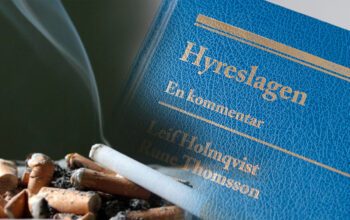 Ett kollage av två bilder. Den ena en cigarett i ett askfat med fimpar. Den andra en blå bok med texten Hyreslagen i guld.