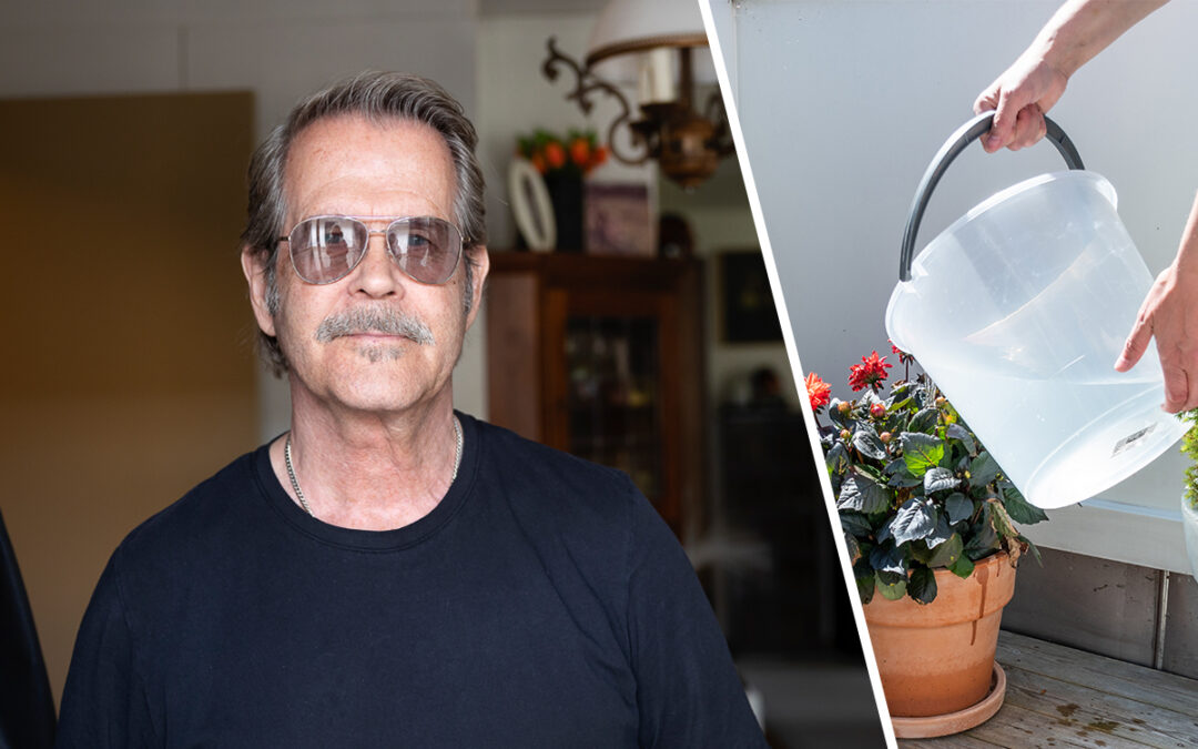 En man till vänster i solglasögon. Till höger en hink med vatten som hälls över blommor.