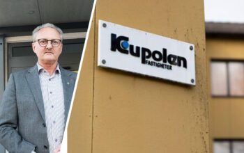 En bild på en skylt och till vänster en man i kavaj.