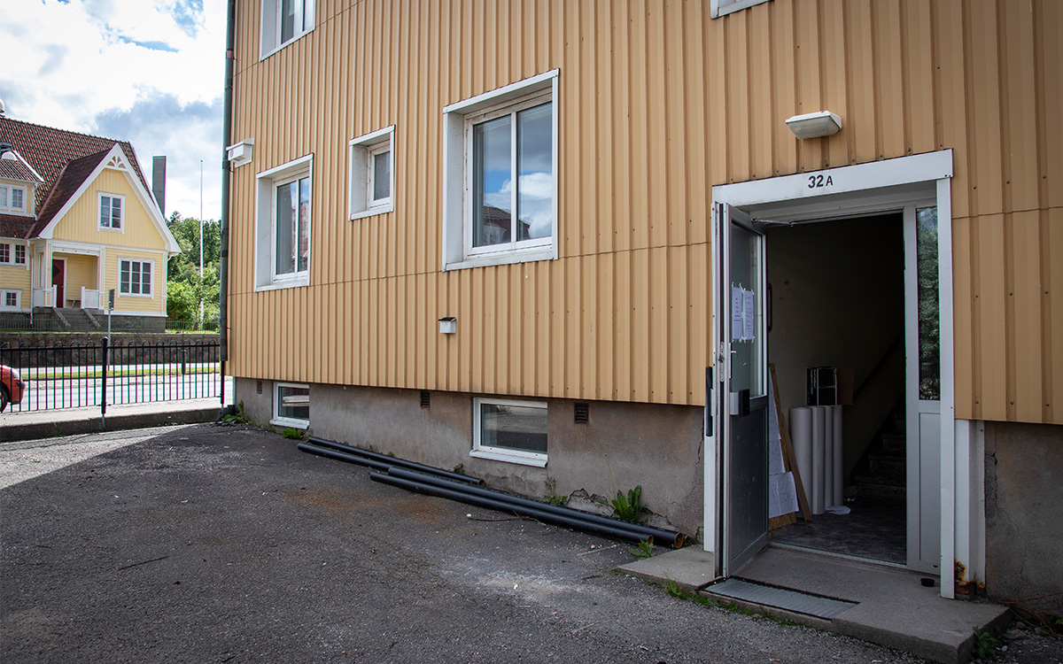 Skanskullens Förvaltnings AB genomför just nu en omfattande renovering av sitt hyreshus längs med Strömstadsvägen i Uddevalla. 