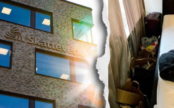 Till vänster en bild på Skatteverkets skylt på en brun tegelfasad. Ljuset skiner uppifrån höger. Till höger en bild från polisens förundersökning. Utrymmet mellan en gardin och en säng syns, där det finns bla kläder och föremål i en pappkasse.