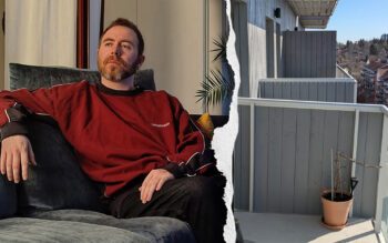 En tudelad bild. Den till vänster föreställer en man som sitter i en soffa. han har mellanbrunt kort hår och ett välansat skägg. Han bär en röd tröja och svarta byxor. Han har ena armen på ryggstödet och andra i knät och tittar ut ur bild med allvarlig min. I bakgrunden en vit vägg och skymten aven krukväxt. Till höger en bild på en grå balkong som är sned.