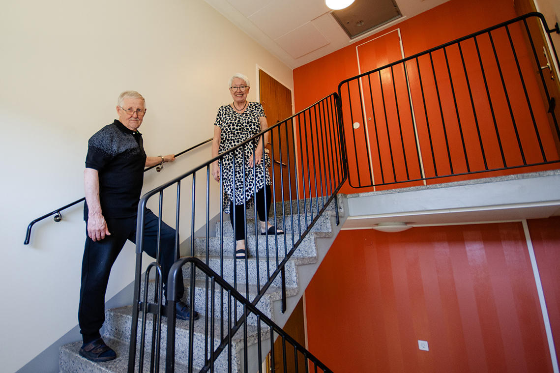 Än klarar Erkki och Christina Volanen att bära matkassarna upp till tredje våningen. Men de är 82 och 74 år. Nu hade de räknat med att börja leta efter en hyresrätt i markplan eller med hiss.