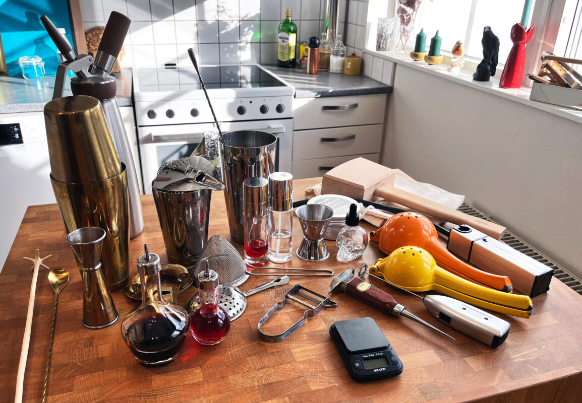 Olika tillbehör och verktyg som används när Linda gör cocktails.