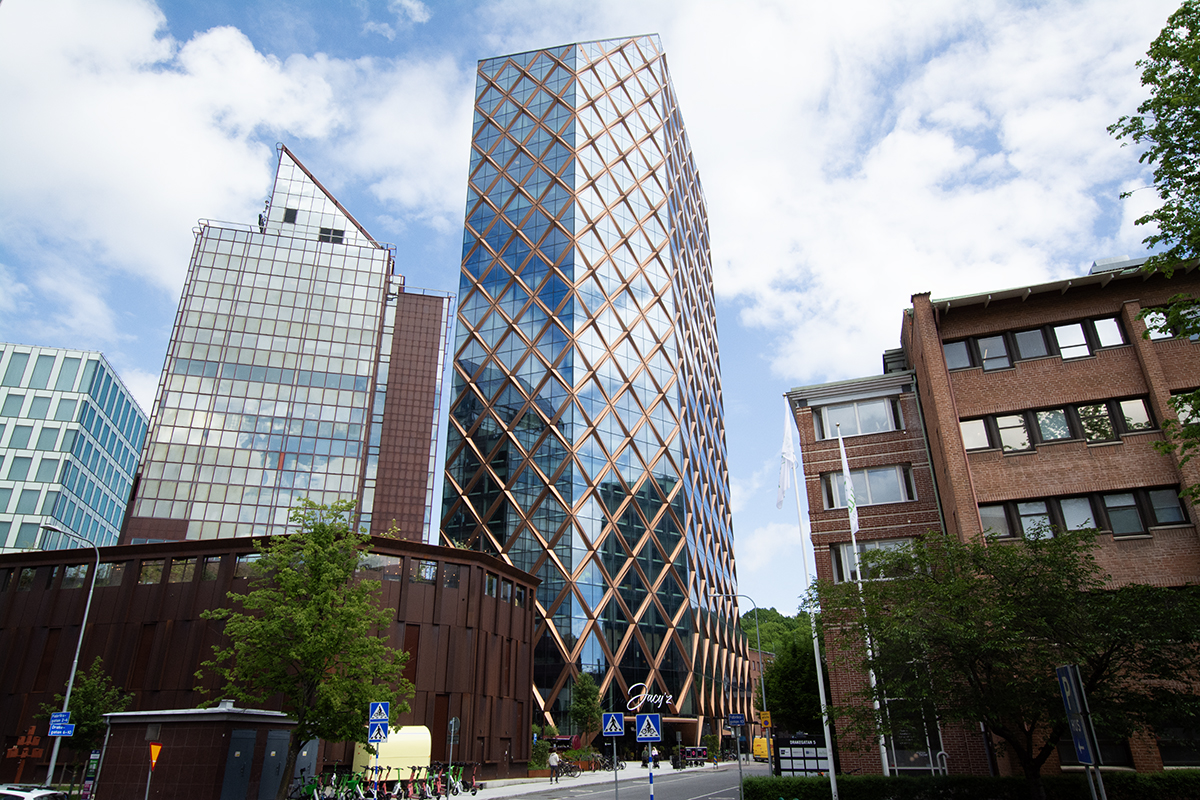Vivamus Living har sin kontorsadress på lyxhotellet Jacy'z, ett stenkast från hyresnämnden i Göteborg.