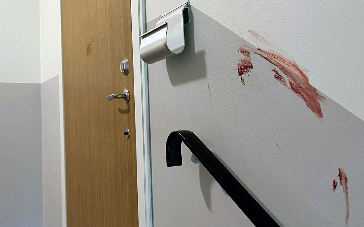 Blodspår på en vägg i ett trapphus i ett flerfamiljshus.