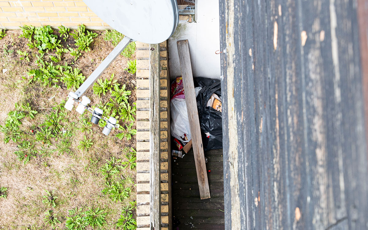 Kvinnan trillade 6-7 meter från balkongen till loftgången nedanför.