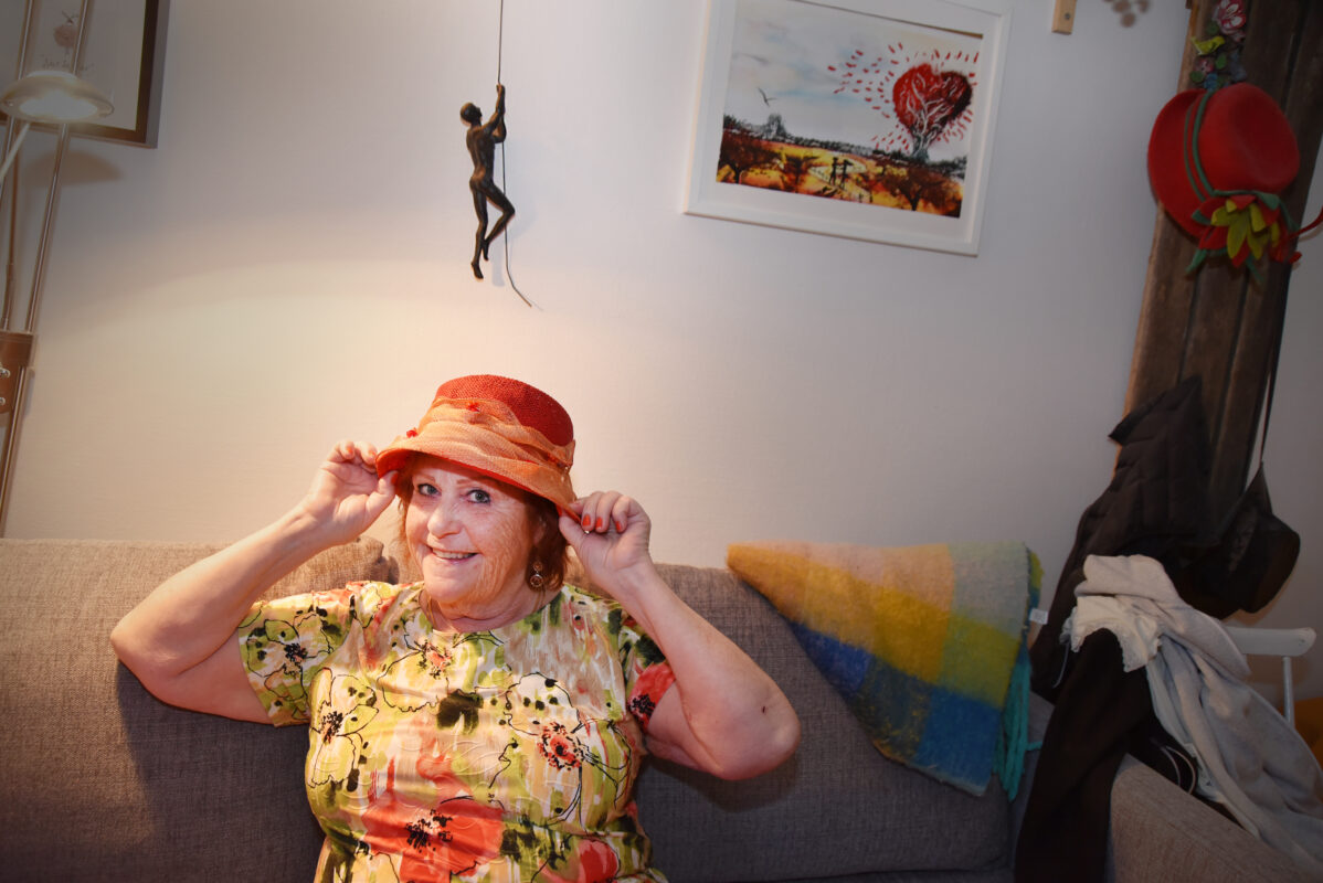 En dam i en röd hatt.