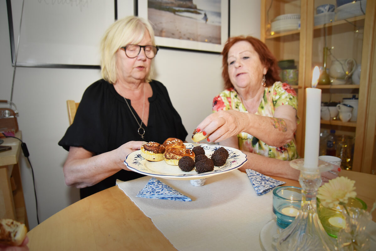 Två damer och ett fikafat.