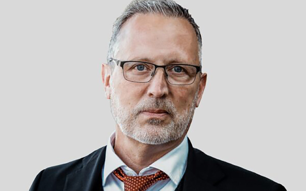 Man som tittar in i kameran. Närbild.
